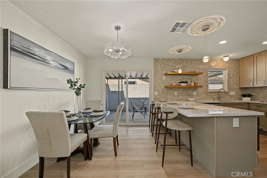 1024 Palm