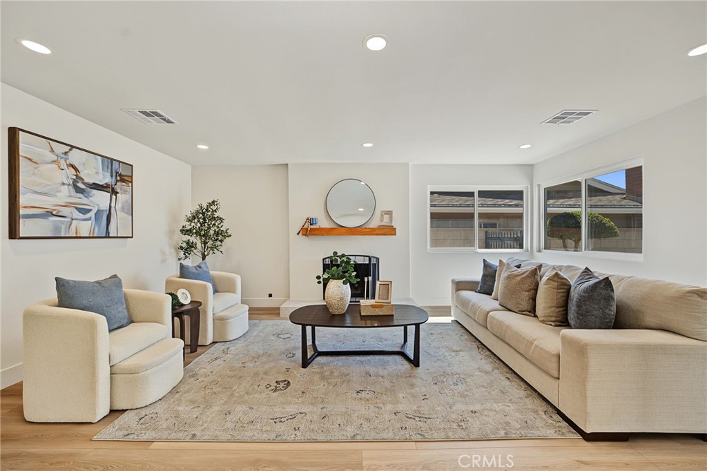 1024 Palm