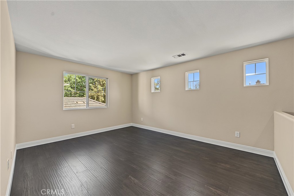 1561 N Catskills
