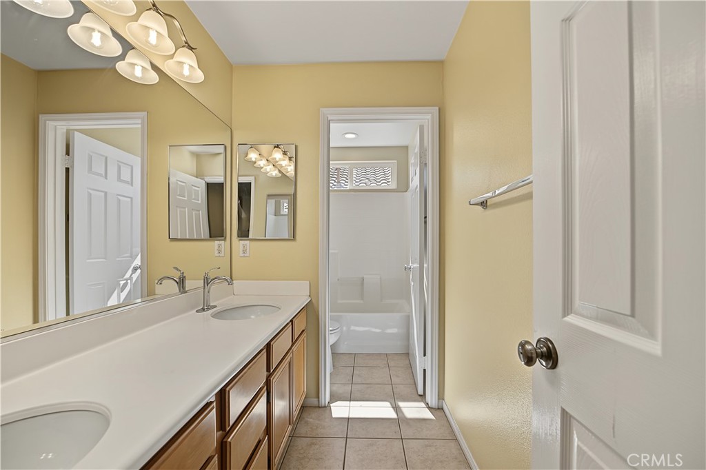 1561 N Catskills