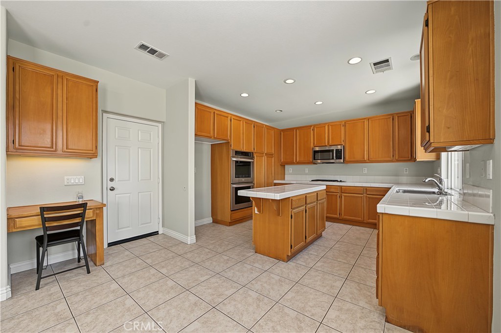 1561 N Catskills