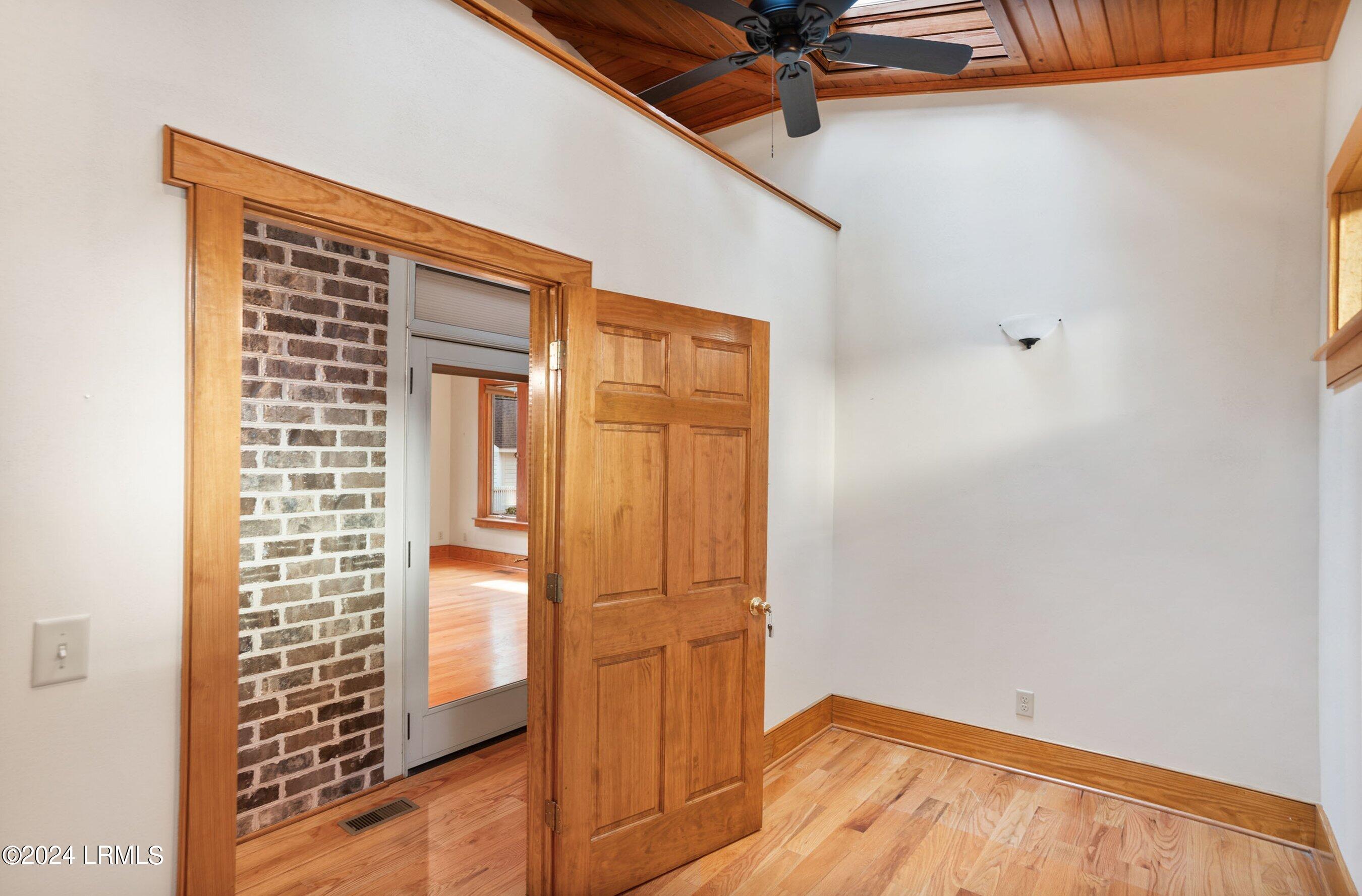 33 Newpoint Road