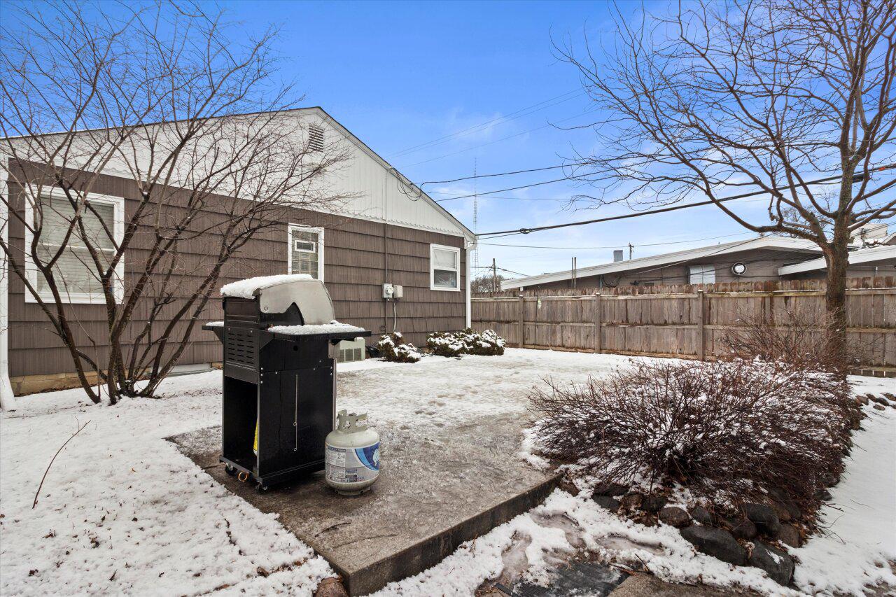 1421 North Hawley ROAD