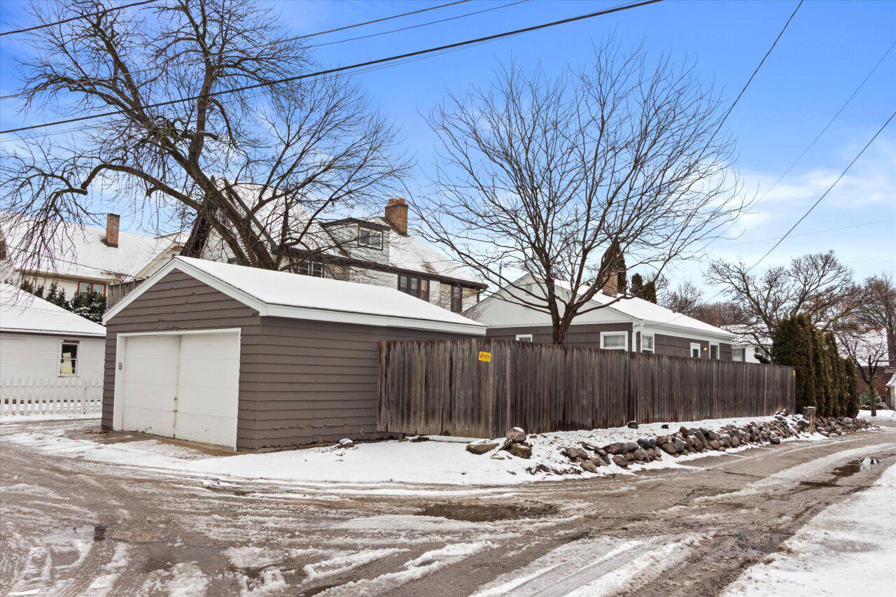 1421 North Hawley ROAD