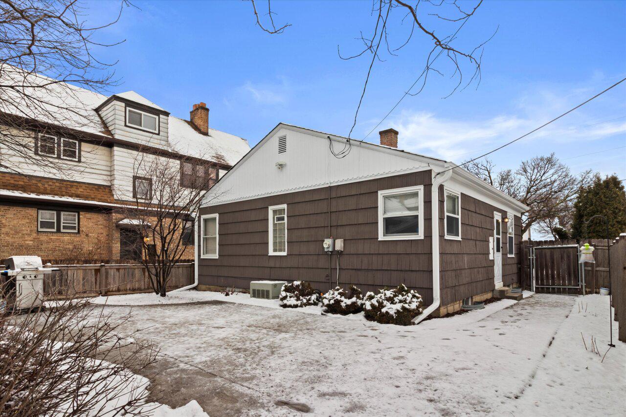 1421 North Hawley ROAD