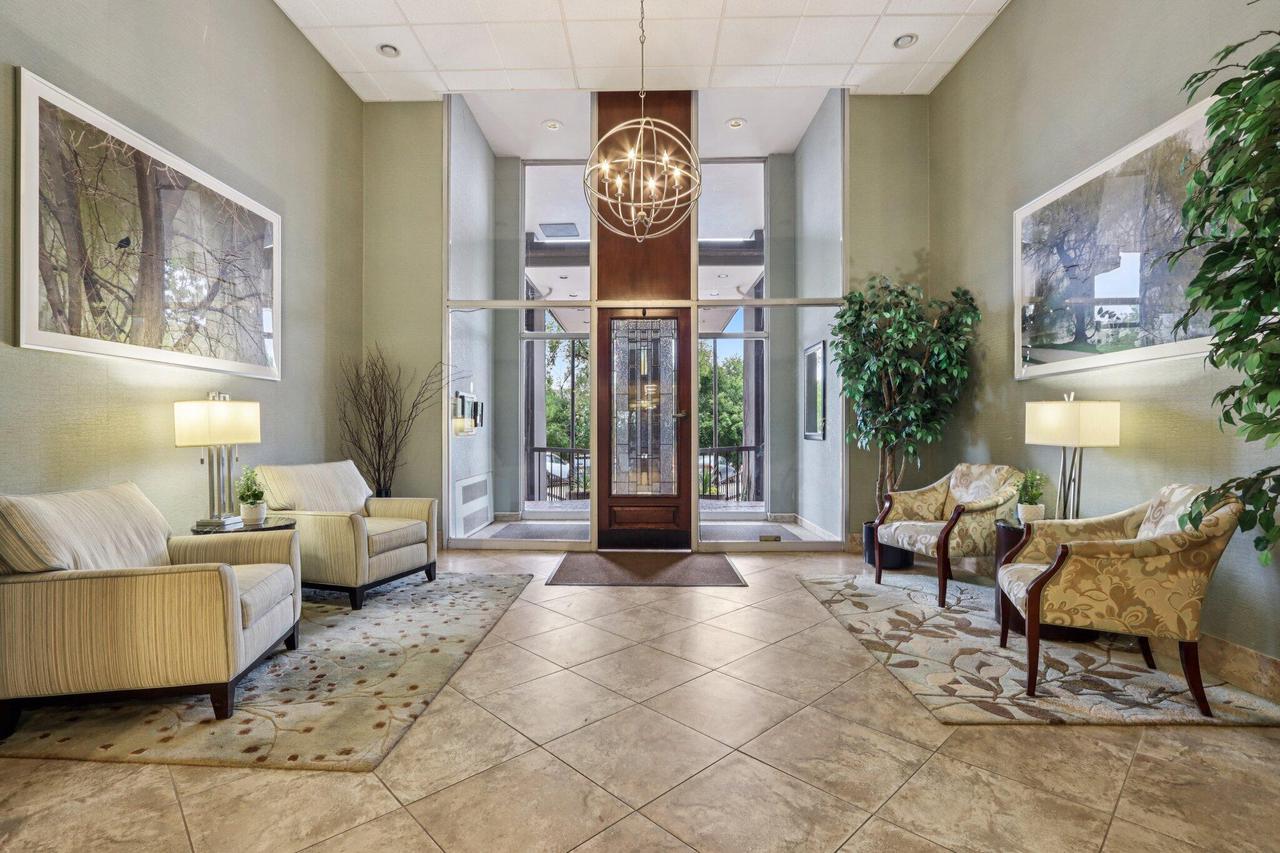 1919 North Summit AVENUE 1D