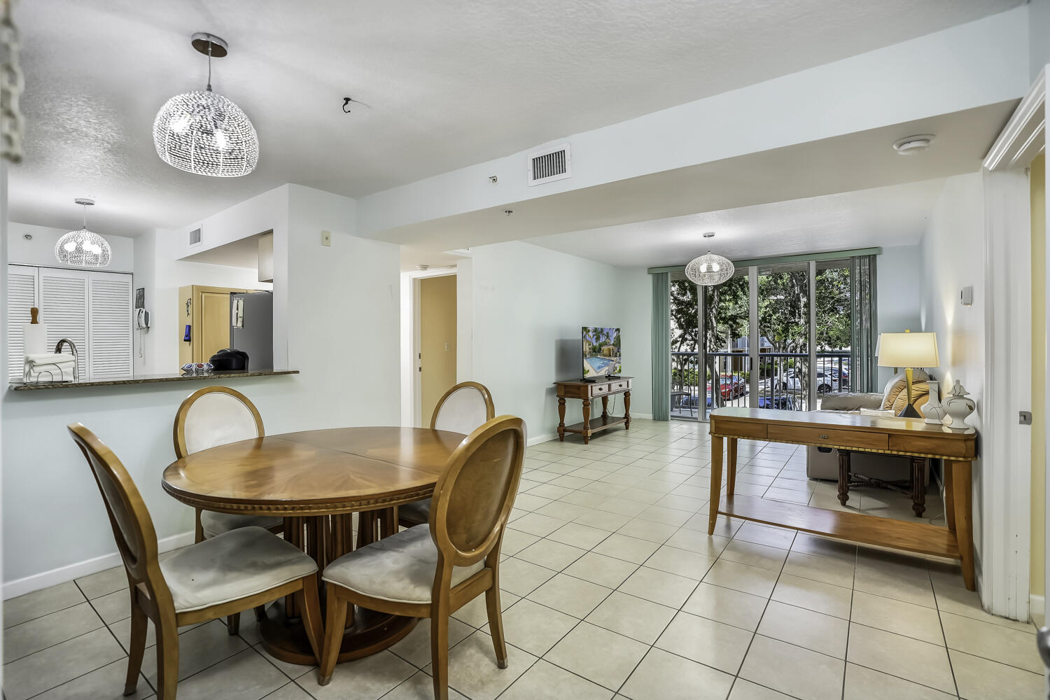 609 E SHERIDAN Street 208