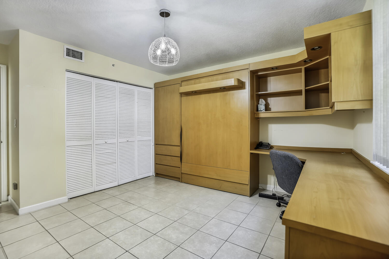 609 E SHERIDAN Street 208