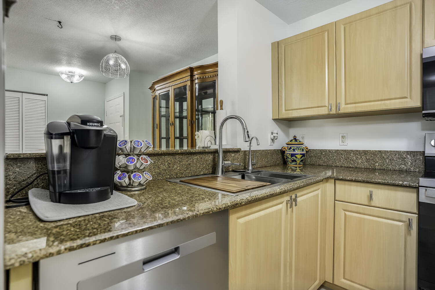 609 E SHERIDAN Street 208
