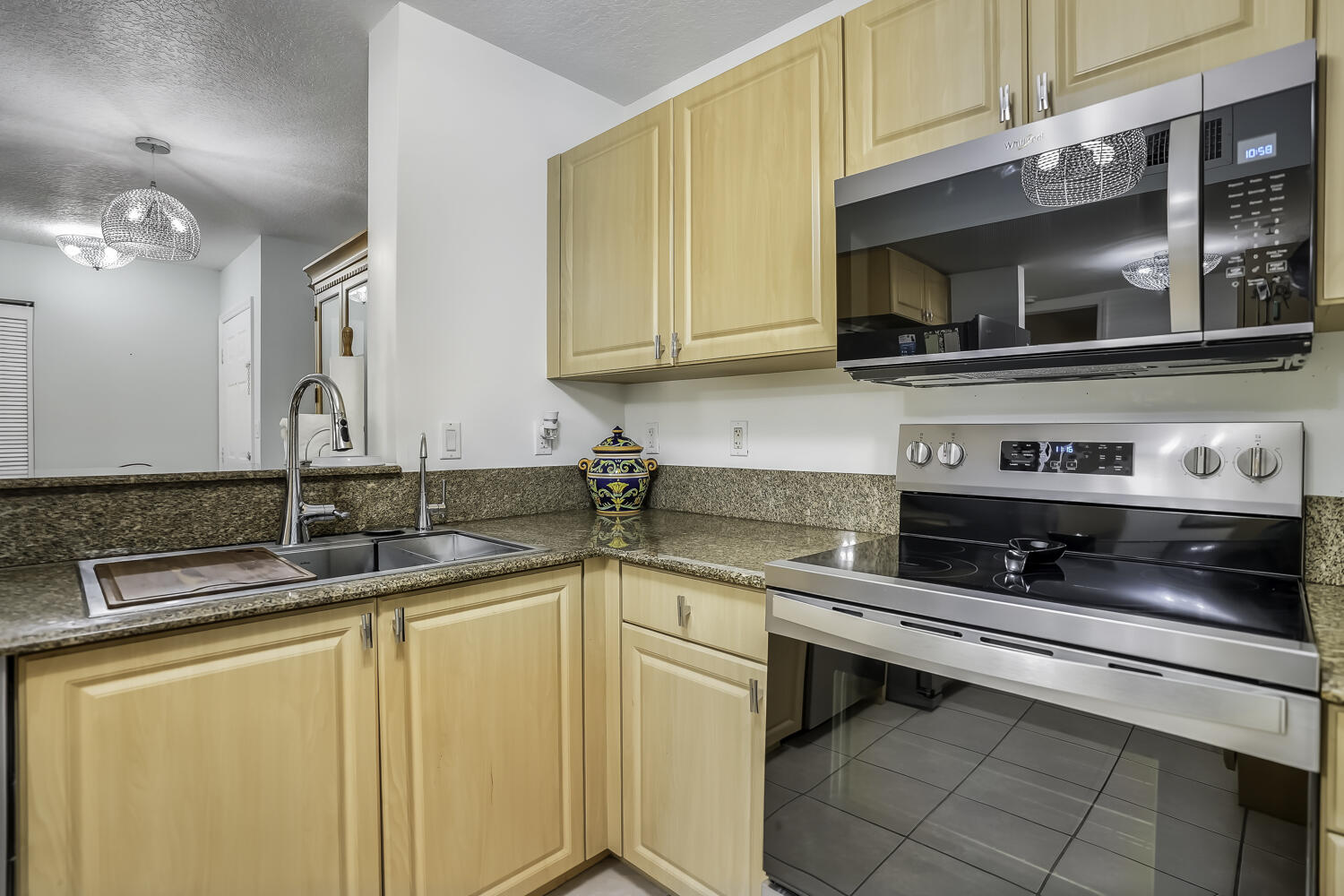 609 E SHERIDAN Street 208