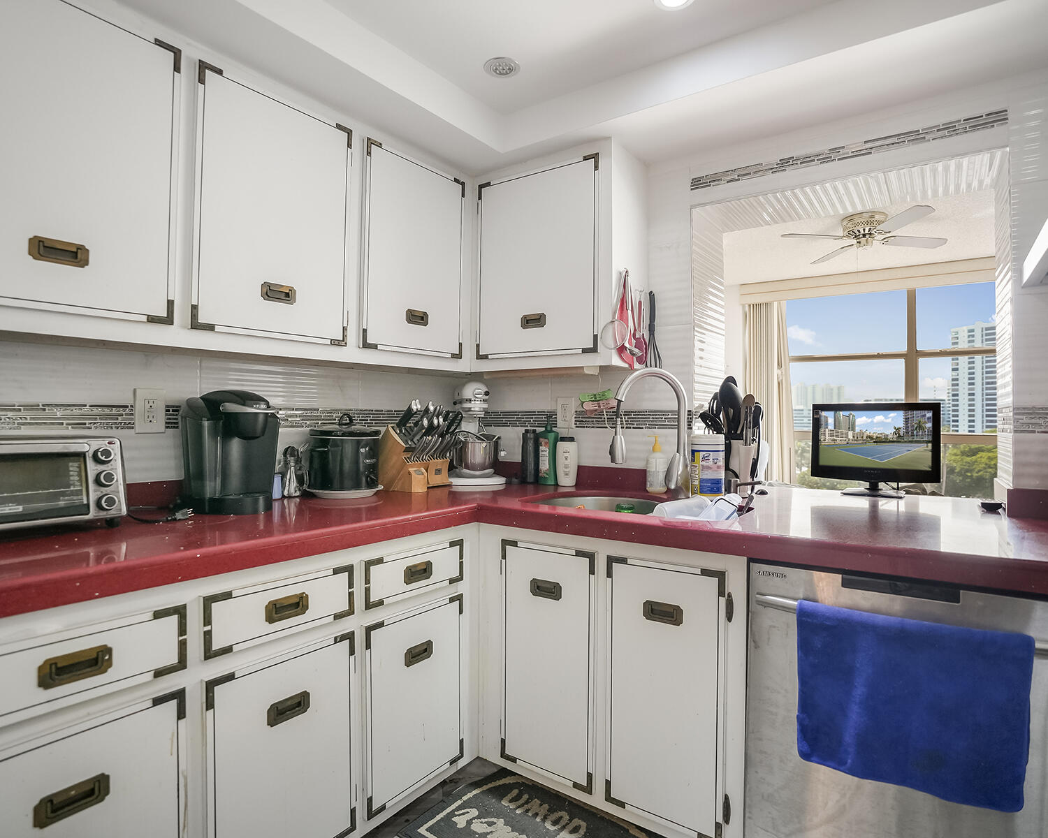 600 PARKVIEW Drive 703