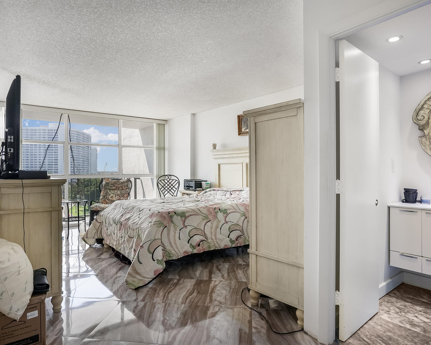600 PARKVIEW Drive 703