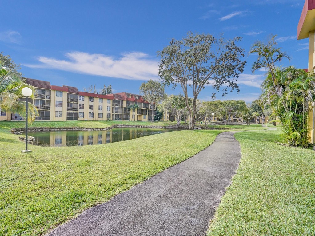 3195 Foxcroft Rd F304