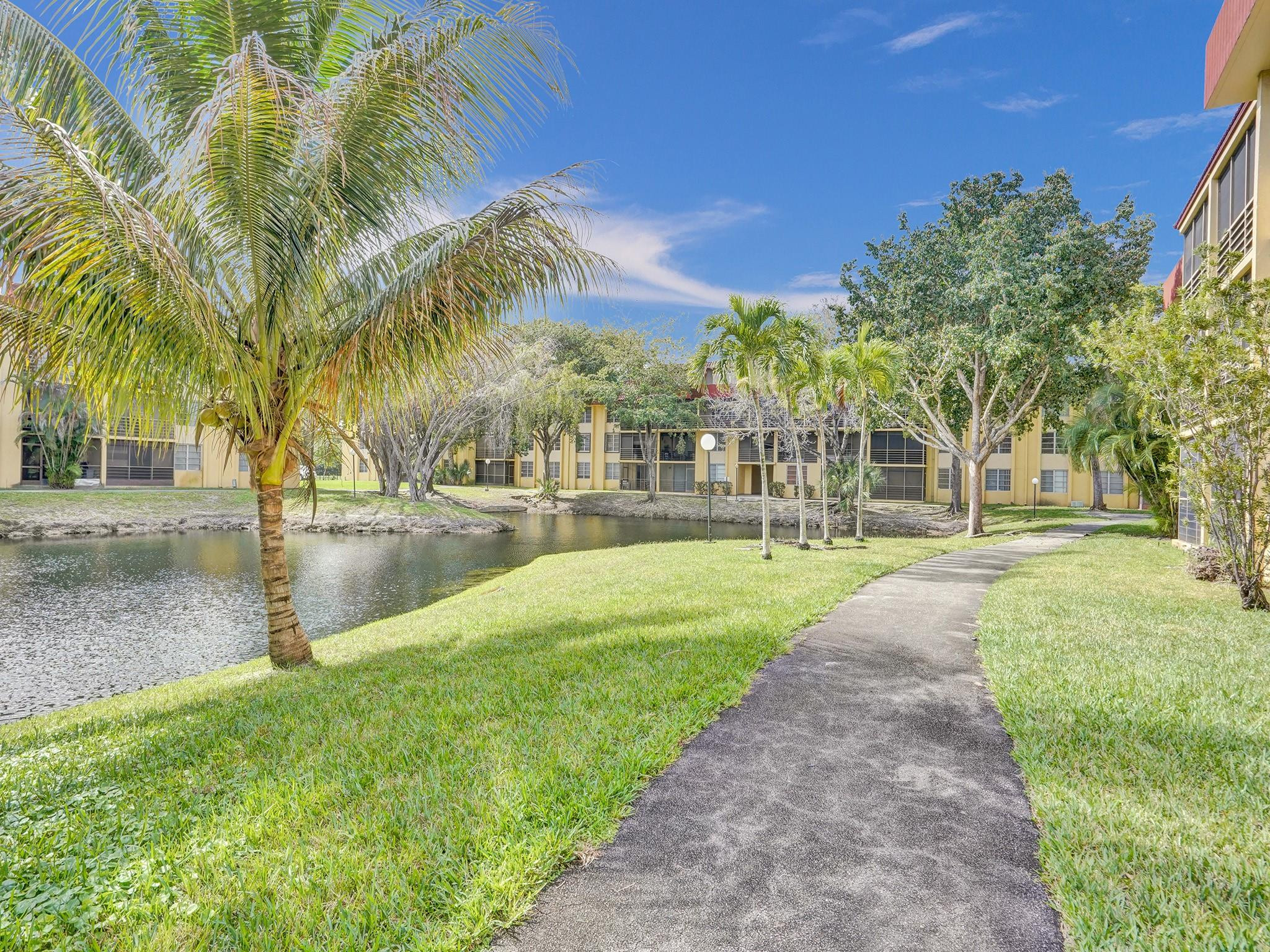 3195 Foxcroft Rd F304