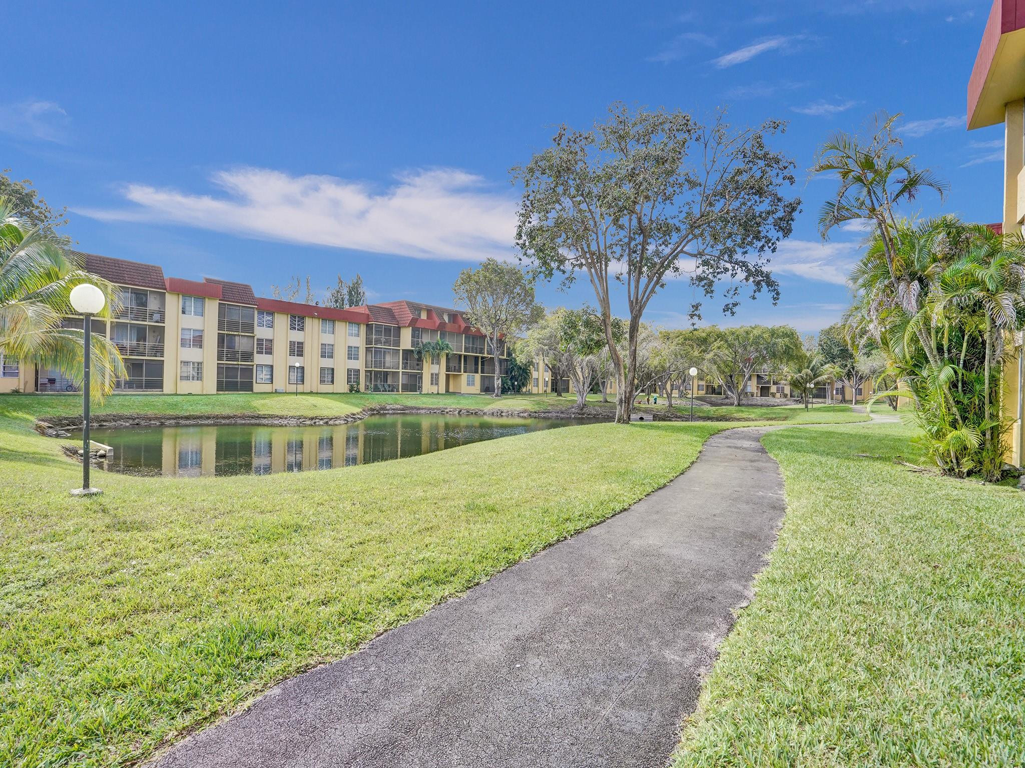 3195 Foxcroft Rd F304