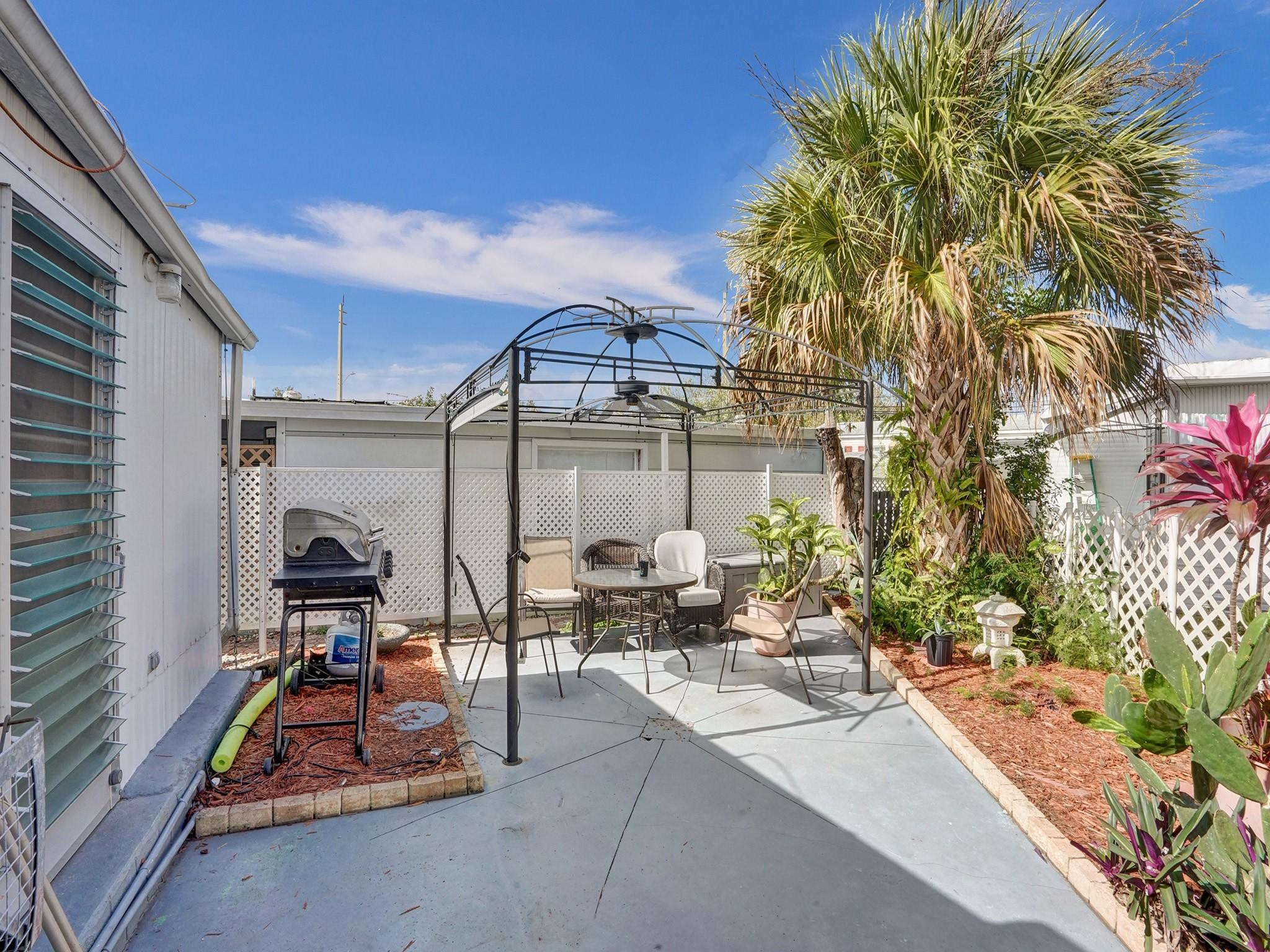 8557 SW 16th Ct