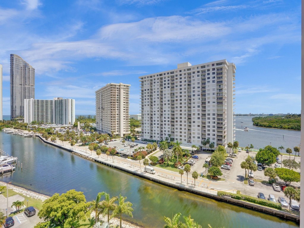 400 Kings Point 1019