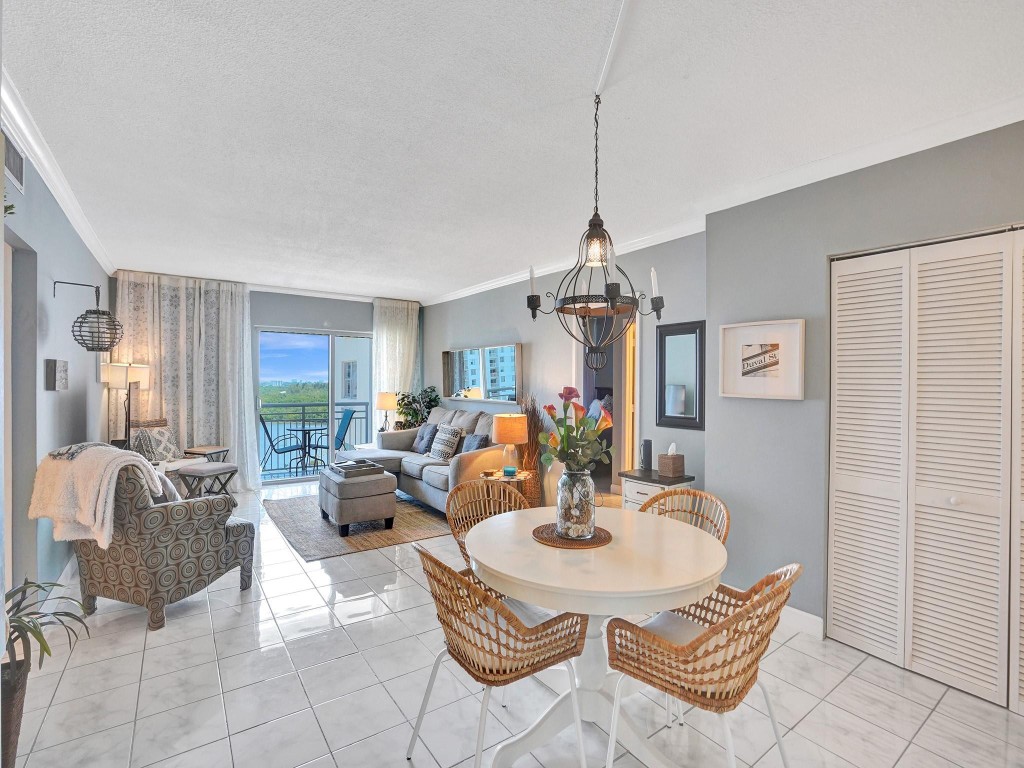 400 Kings Point 1019