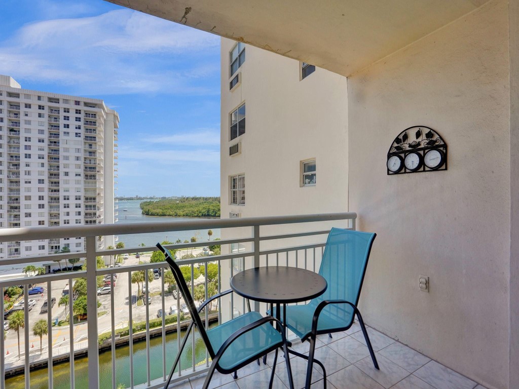 400 Kings Point 1019