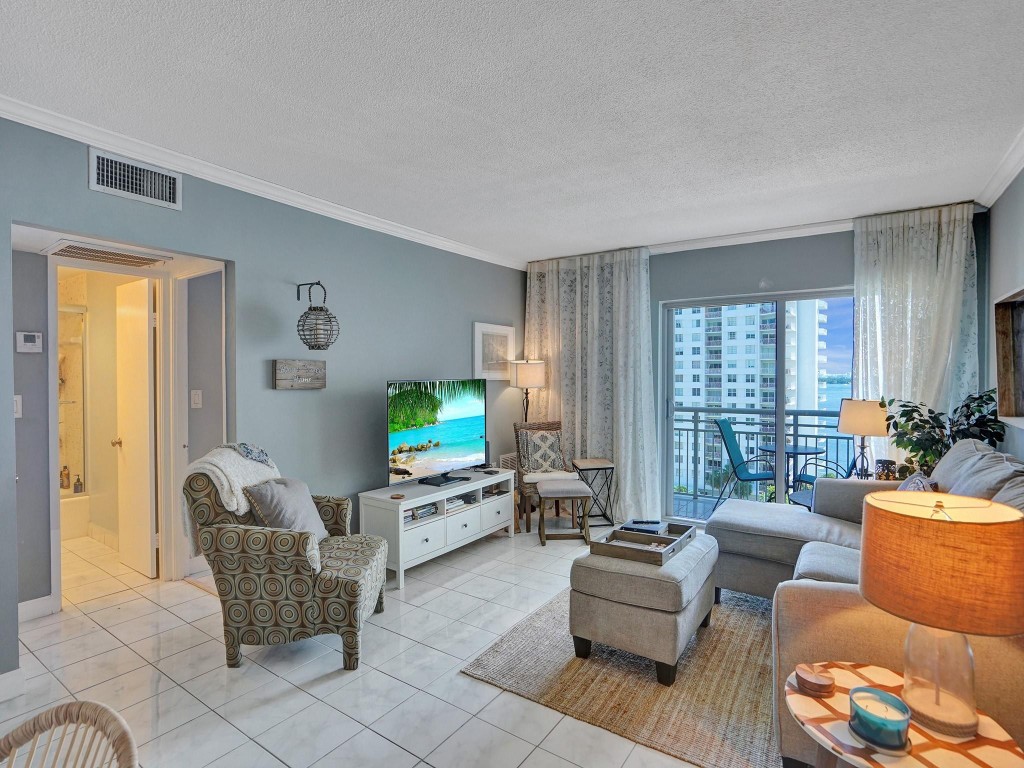 400 Kings Point 1019