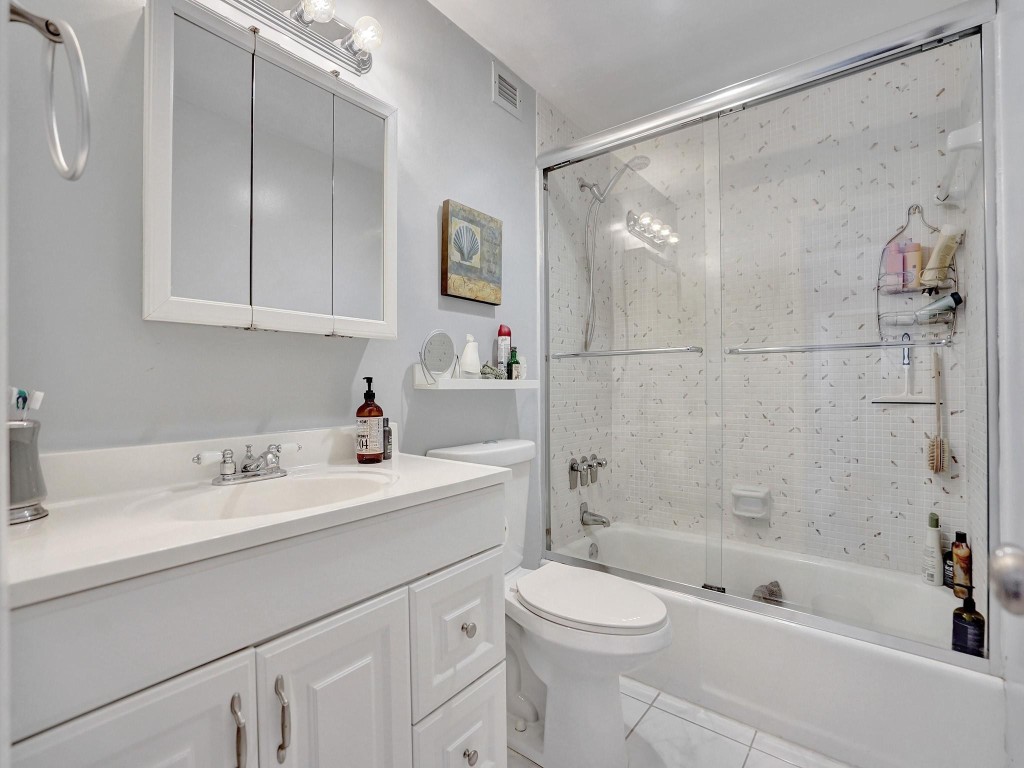 400 Kings Point 1019