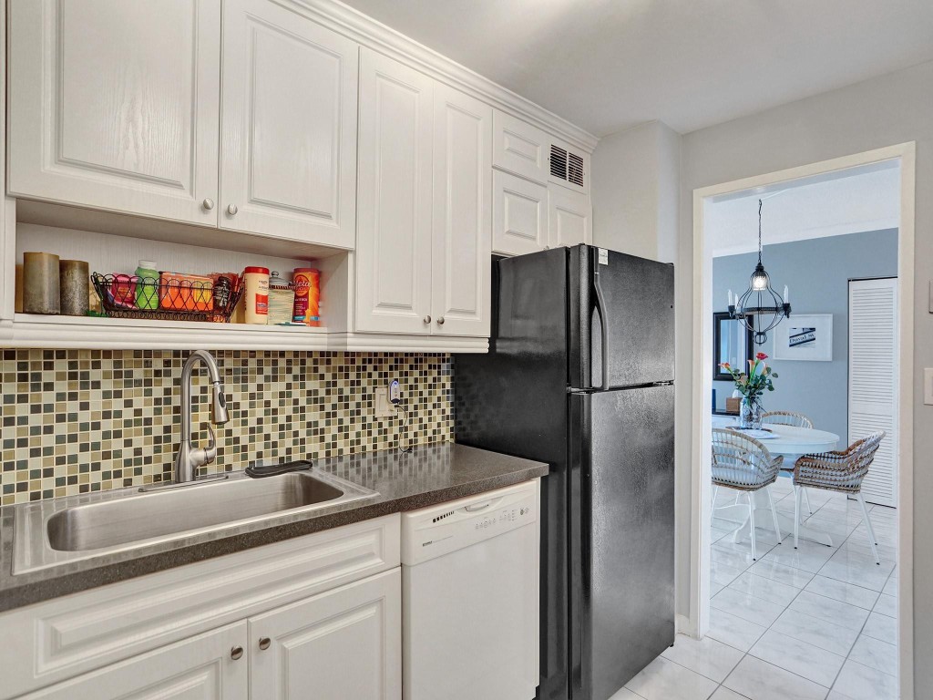 400 Kings Point 1019