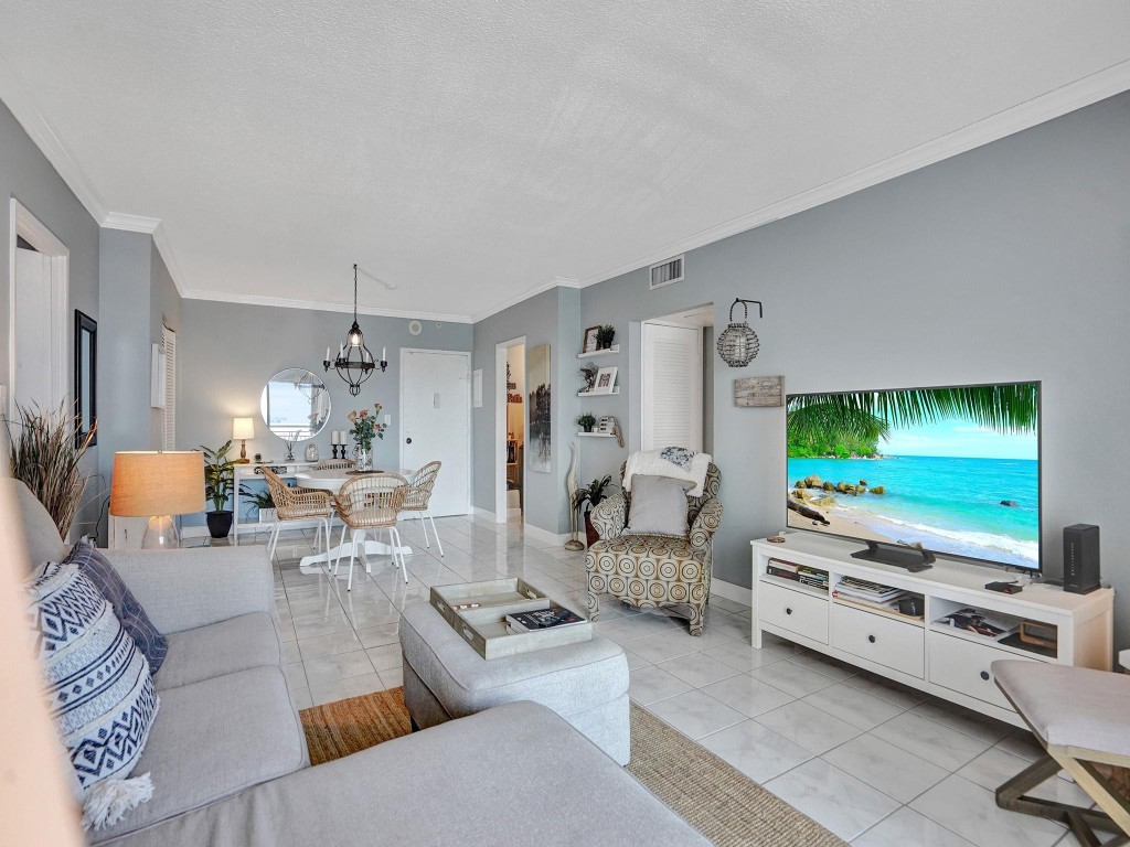 400 Kings Point 1019