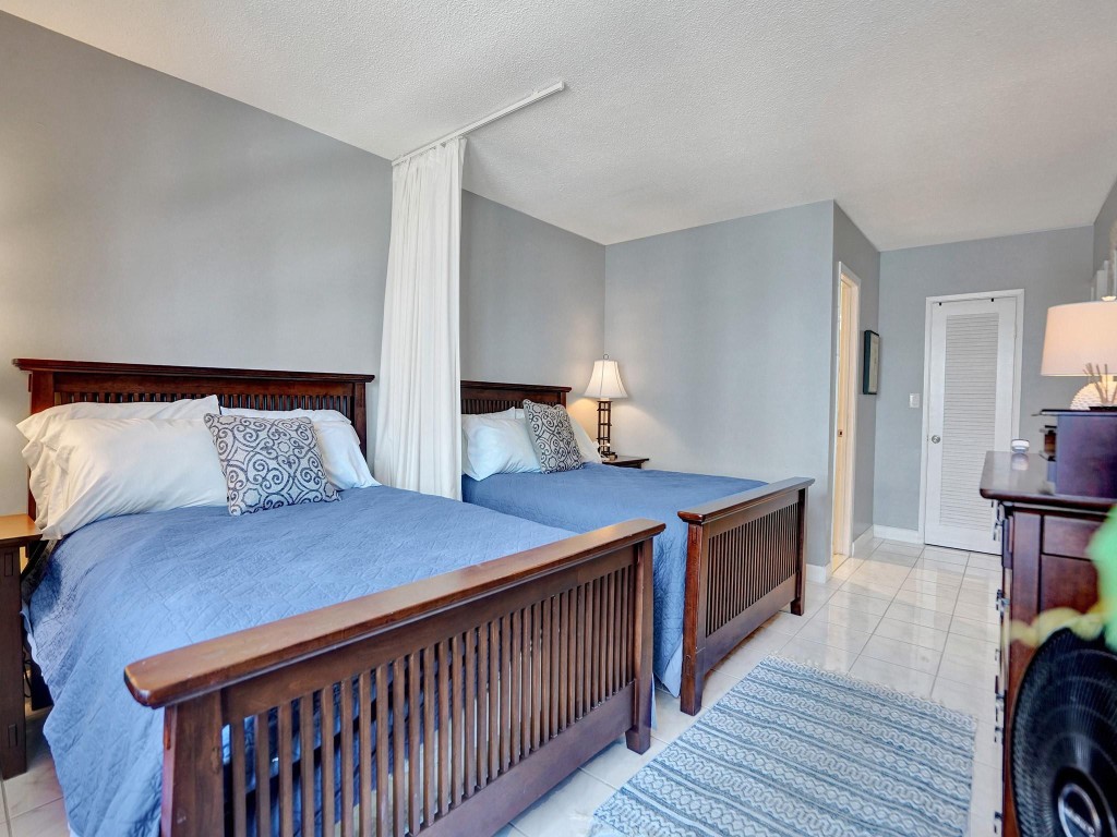 400 Kings Point 1019