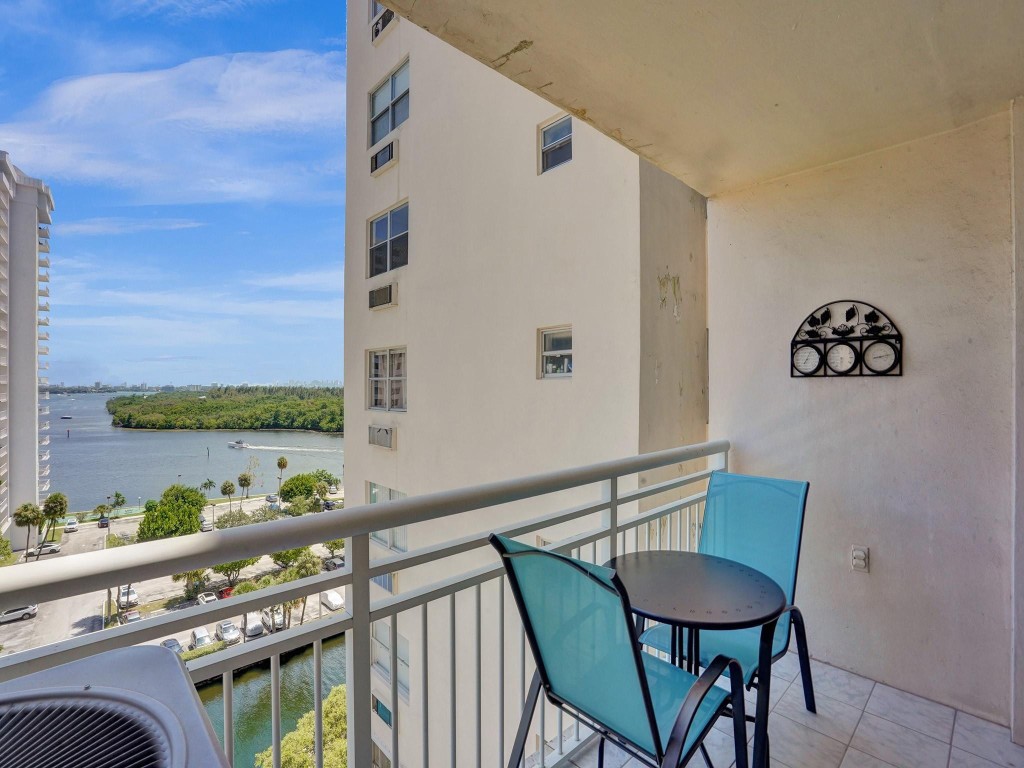 400 Kings Point 1019