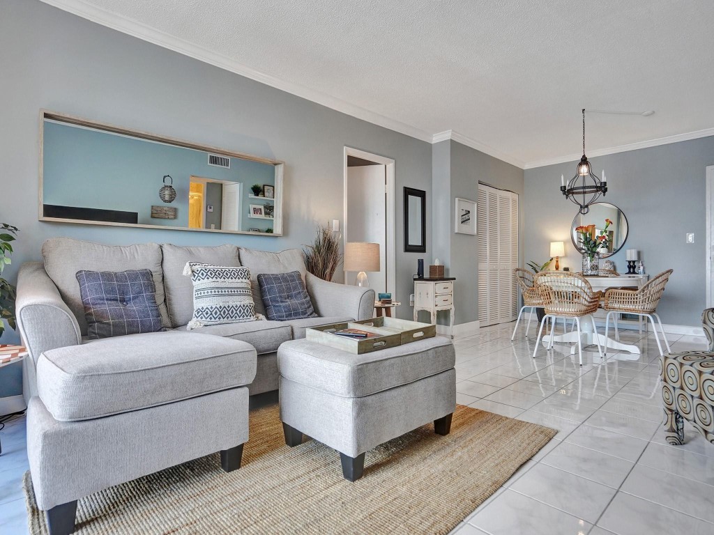 400 Kings Point 1019