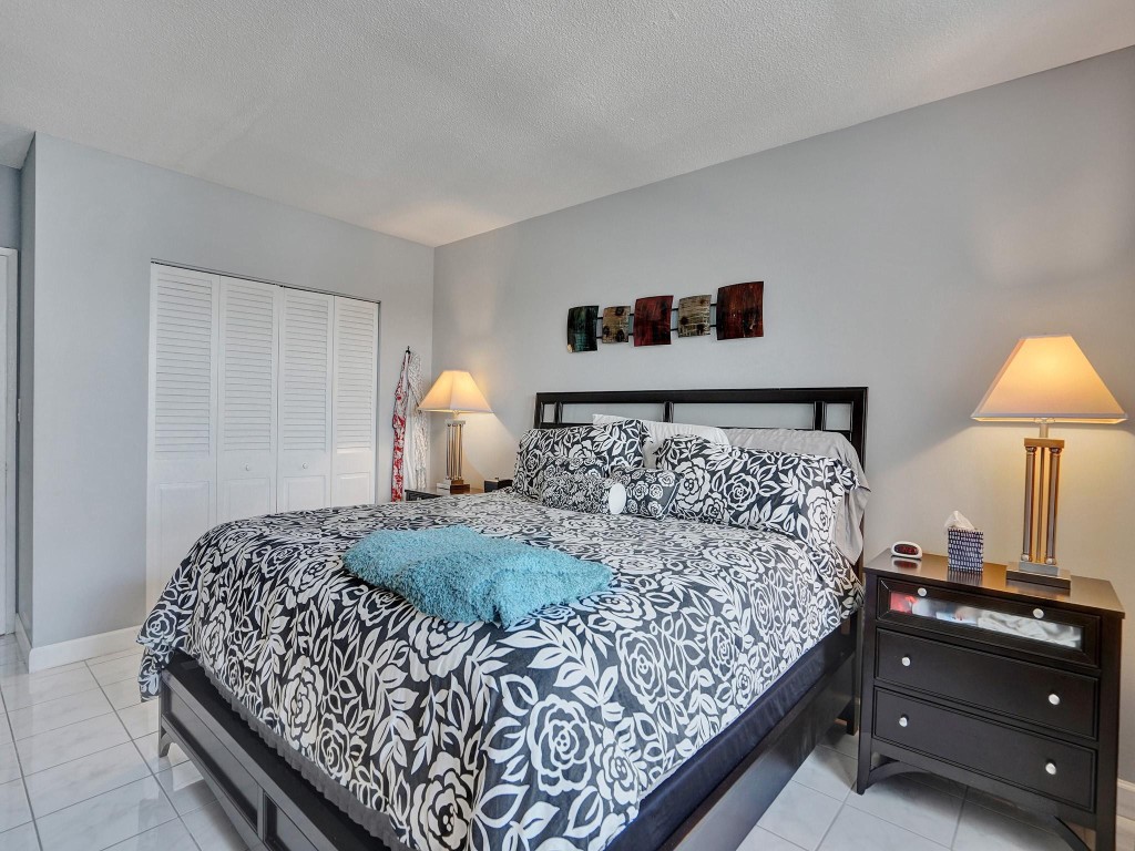 400 Kings Point 1019