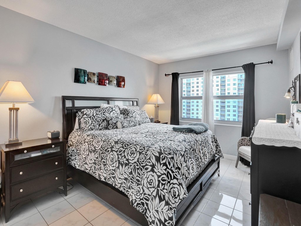 400 Kings Point 1019