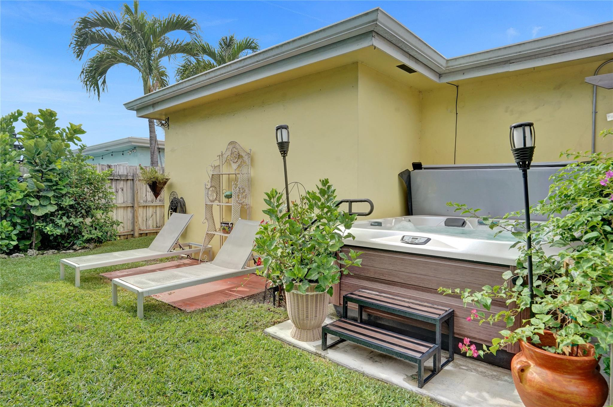 1736 NW 39th St