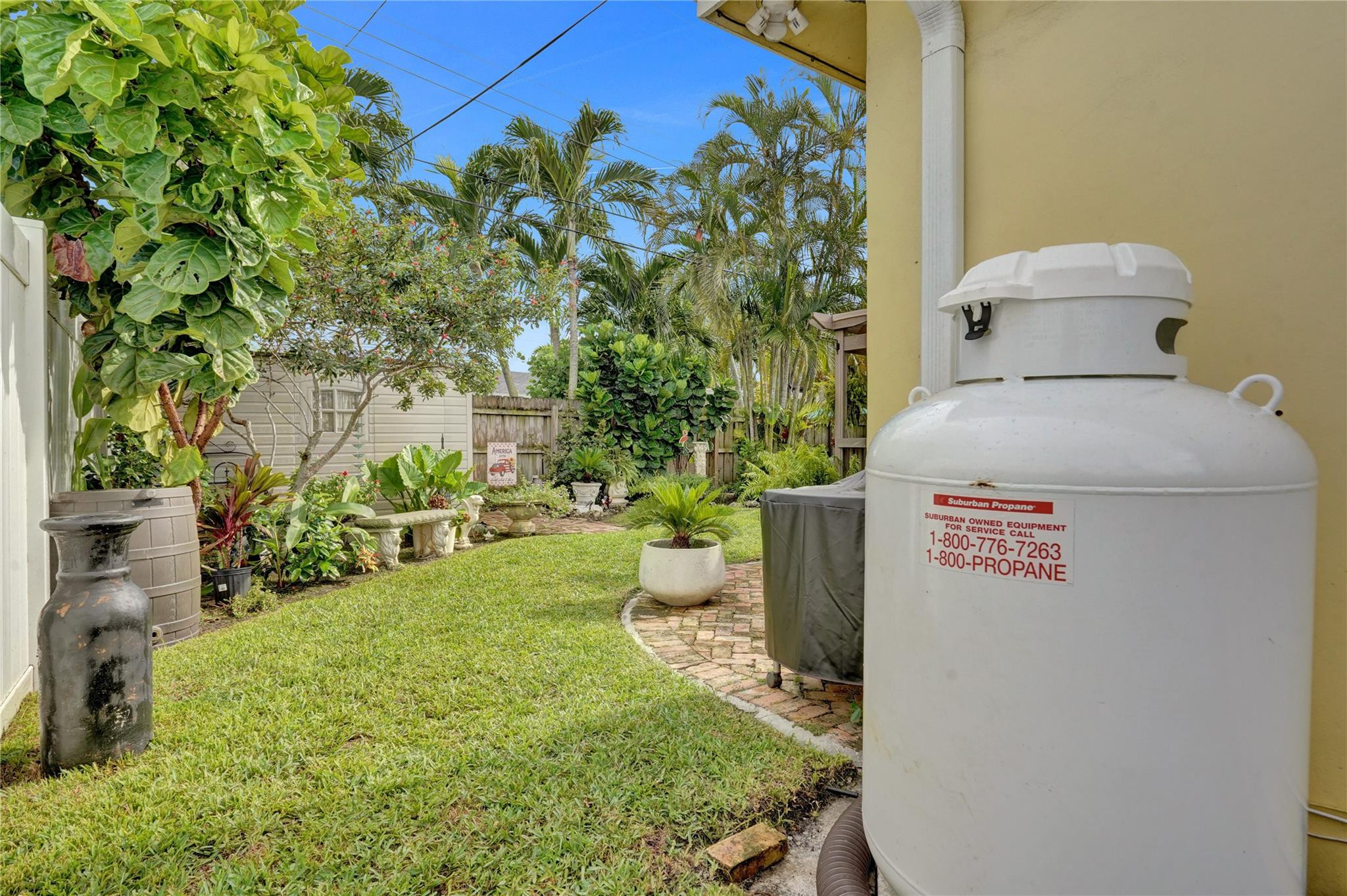 1736 NW 39th St
