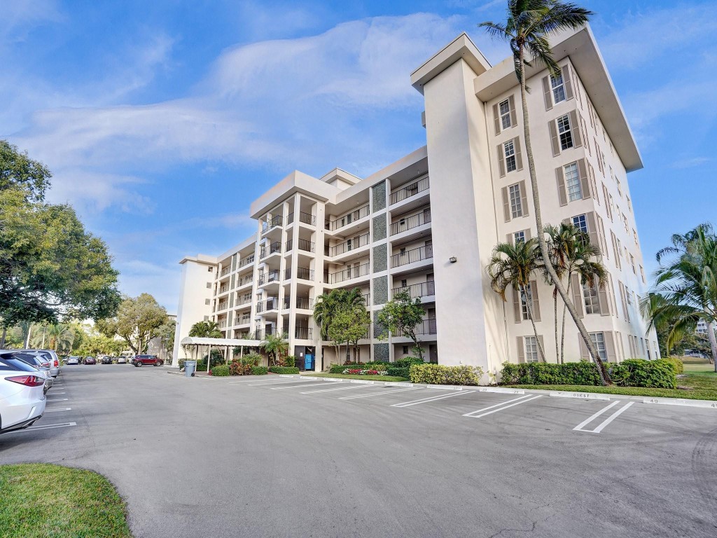 2850 N Palm Aire Dr 302