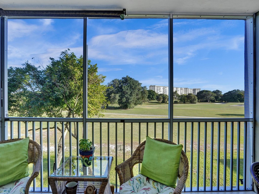 2850 N Palm Aire Dr 302