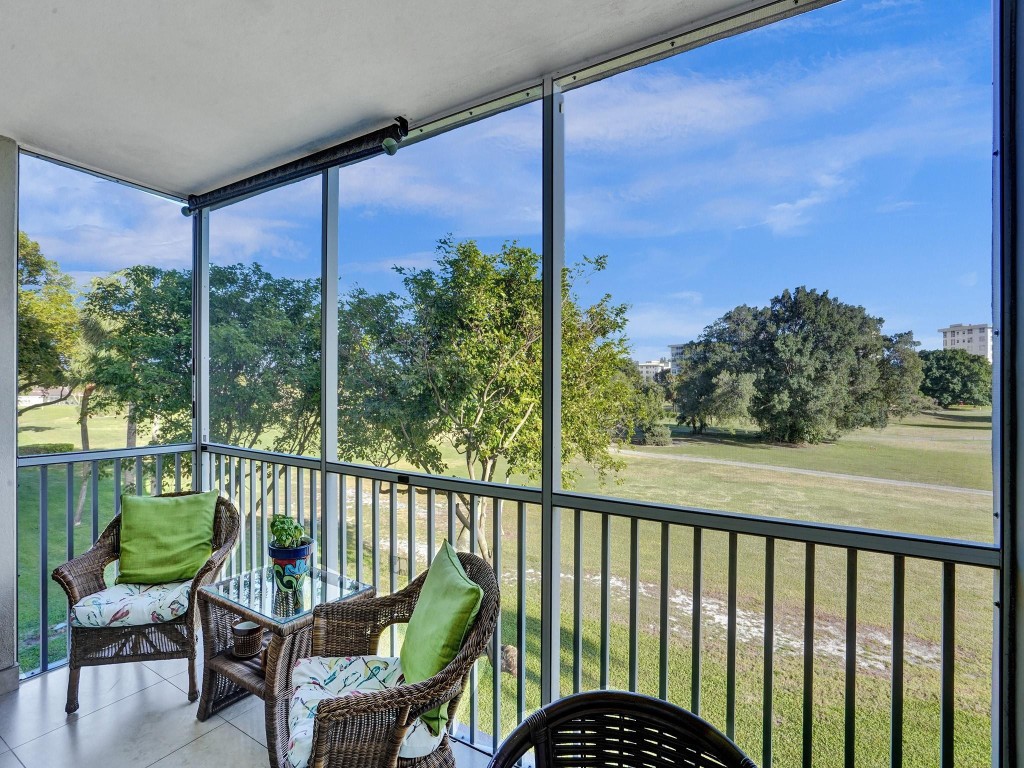 2850 N Palm Aire Dr 302