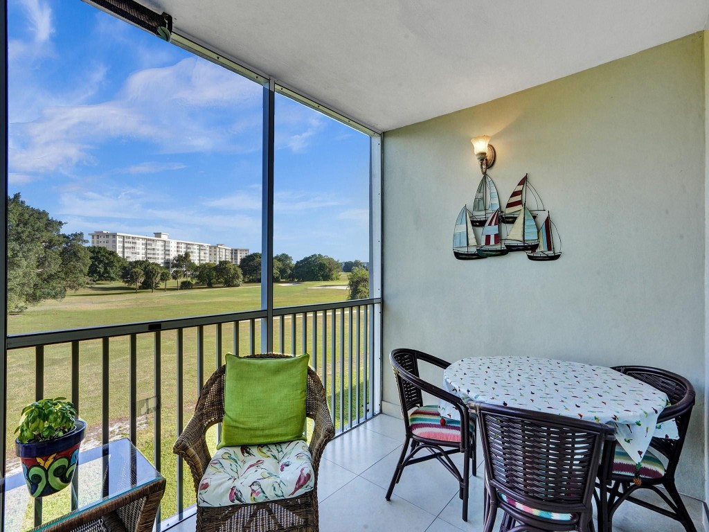 2850 N Palm Aire Dr 302