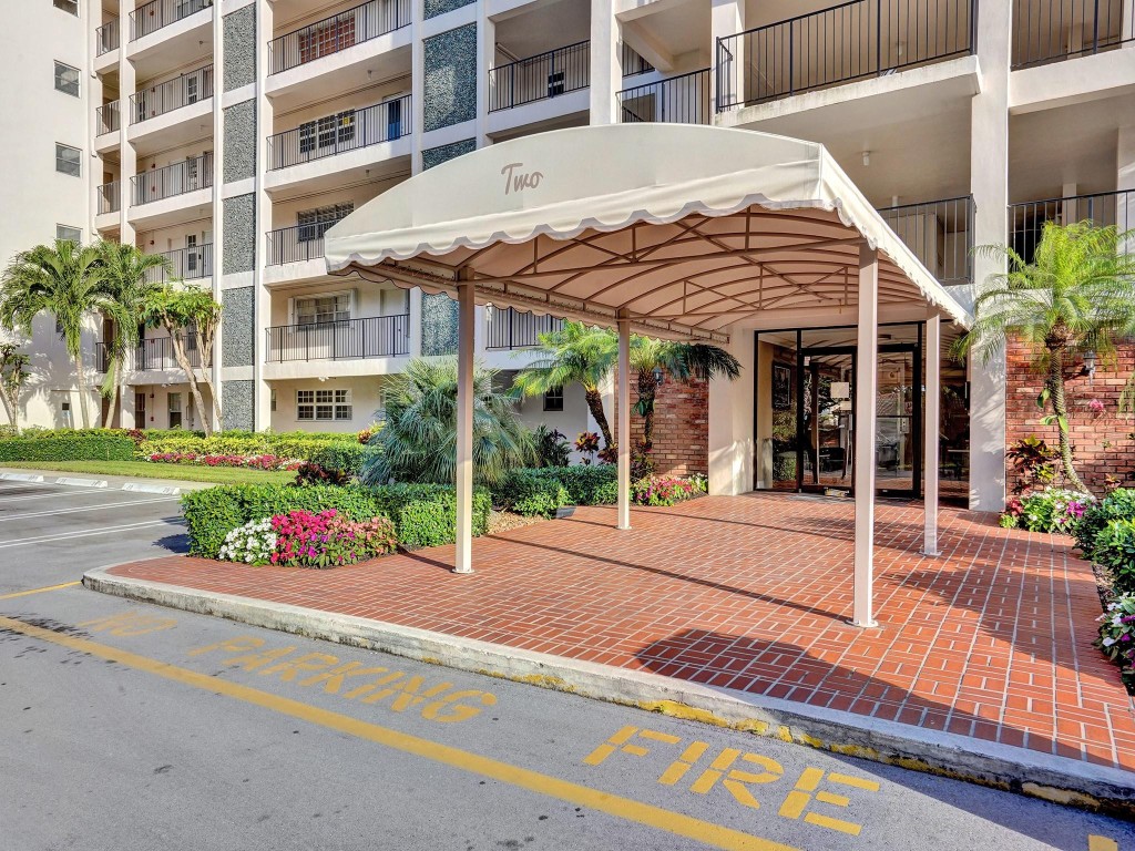 2850 N Palm Aire Dr 302