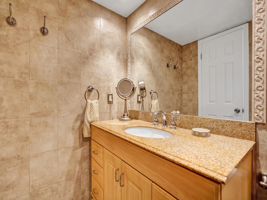 2850 N Palm Aire Dr 302