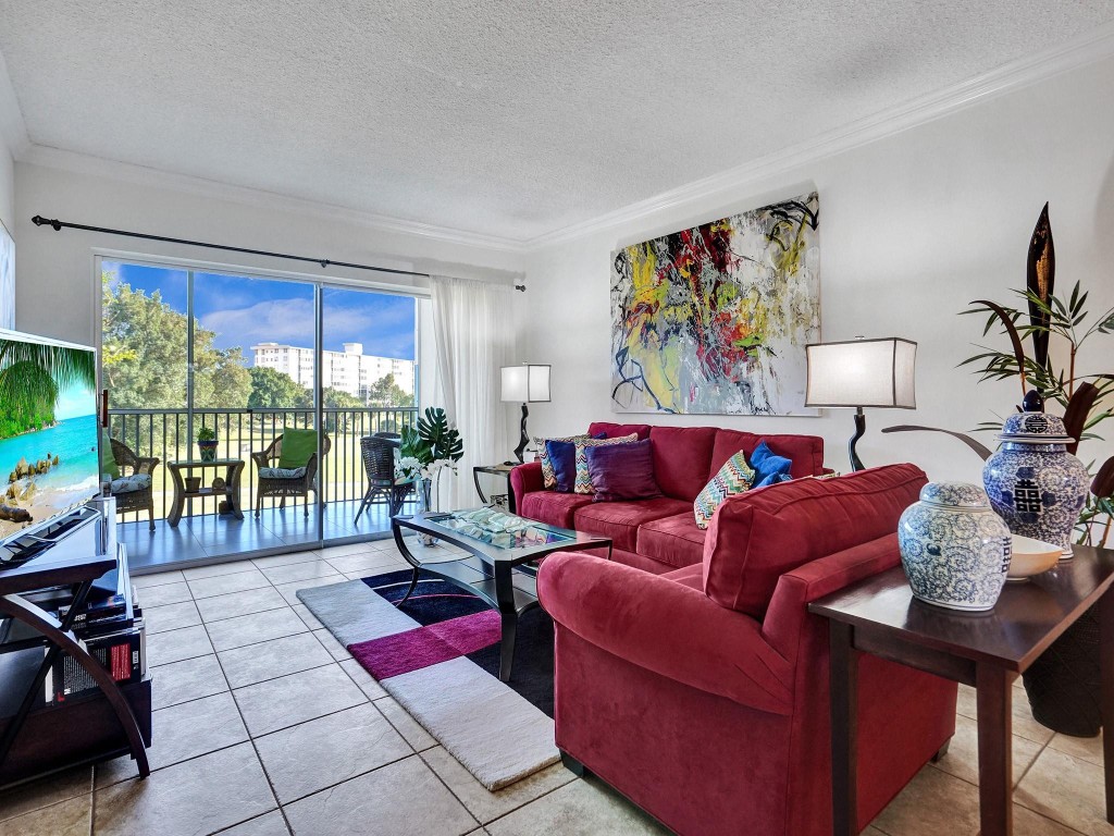 2850 N Palm Aire Dr 302