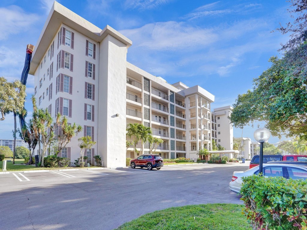 2850 N Palm Aire Dr 302