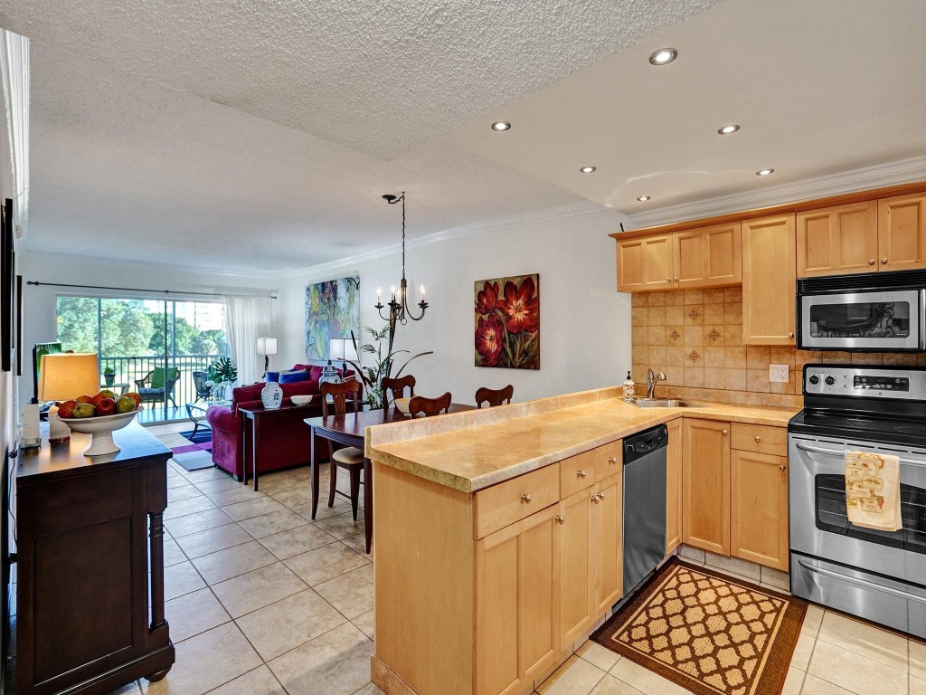 2850 N Palm Aire Dr 302