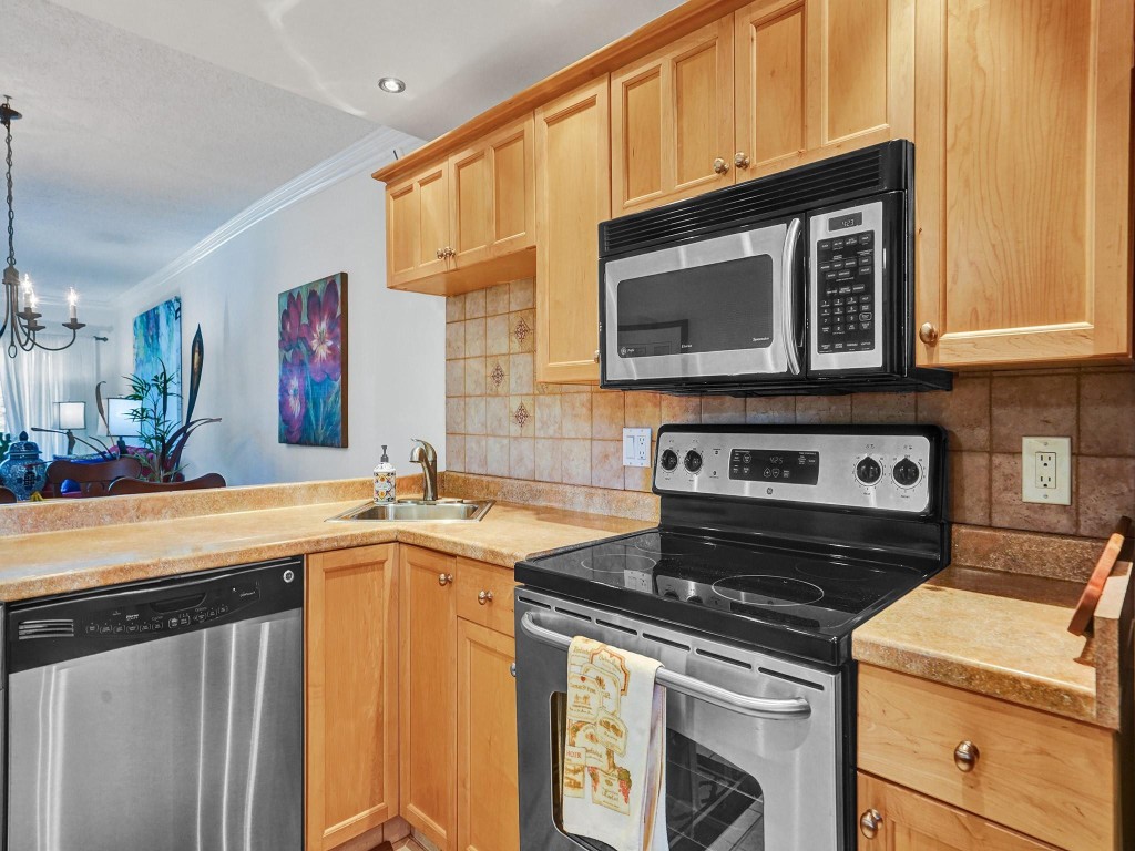 2850 N Palm Aire Dr 302