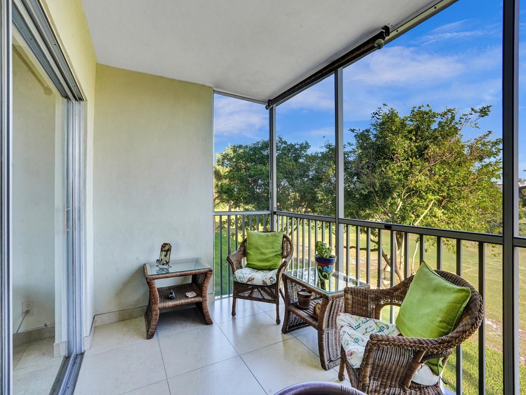 2850 N Palm Aire Dr 302