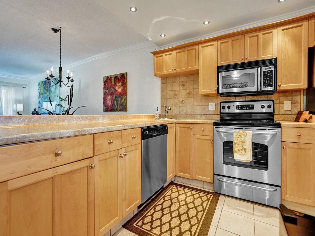 2850 N Palm Aire Dr 302