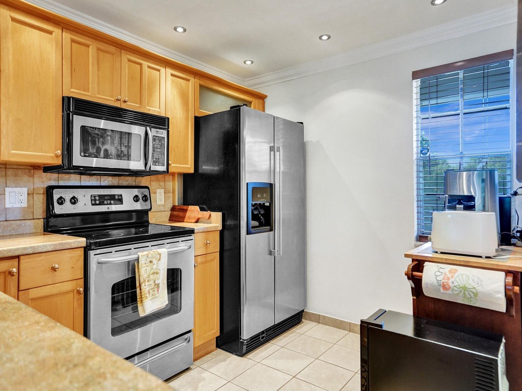 2850 N Palm Aire Dr 302