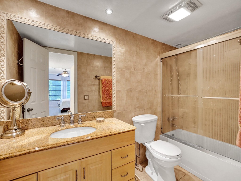 2850 N Palm Aire Dr 302