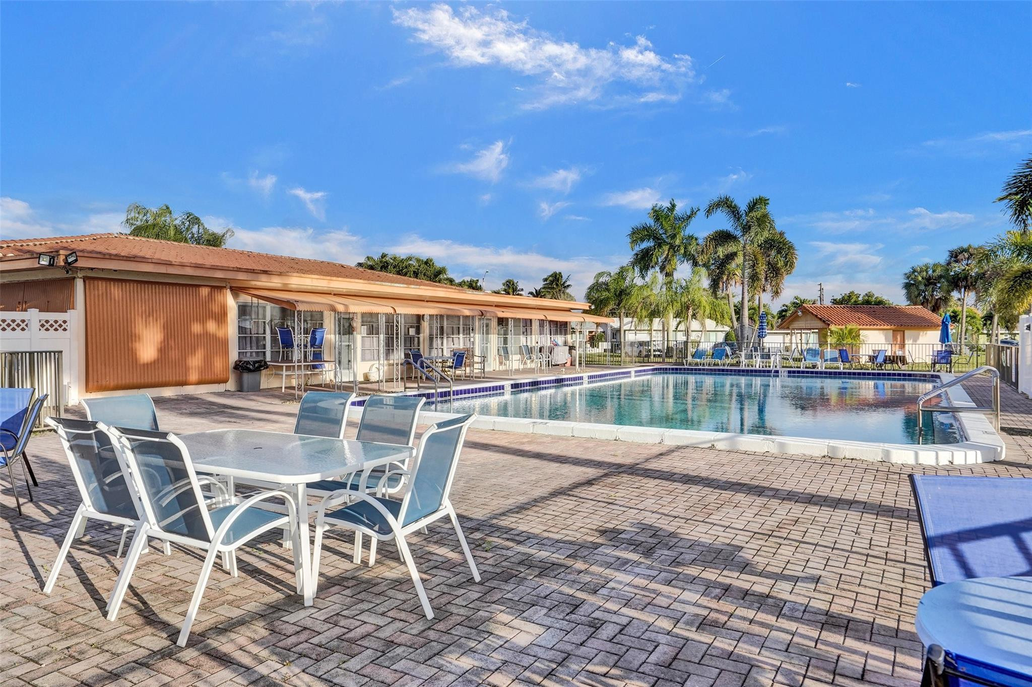 4609 NW 45th St