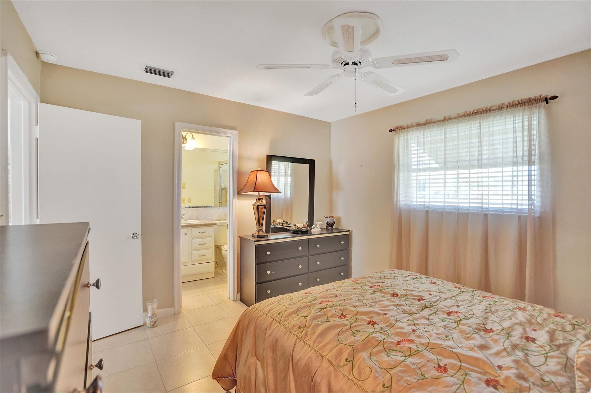 4609 NW 45th St